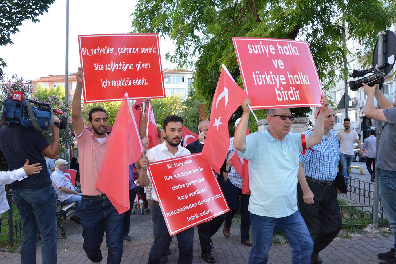 Suriyelilerden 15 Temmuz yürüyüşü Suriyelilerden 15 Temmuz yürüyüşü